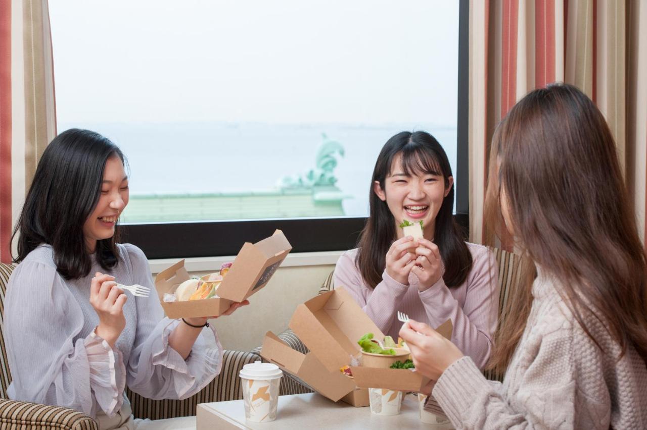 Hotel Okura Tokyo Bay Urayasu Екстериор снимка Customers enjoying MOS Burger