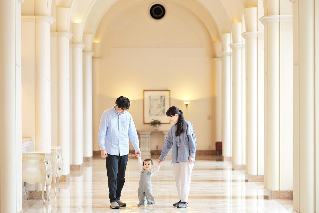 Hotel Okura Tokyo Bay Urayasu Екстериор снимка A family at the Four Seasons Hotel