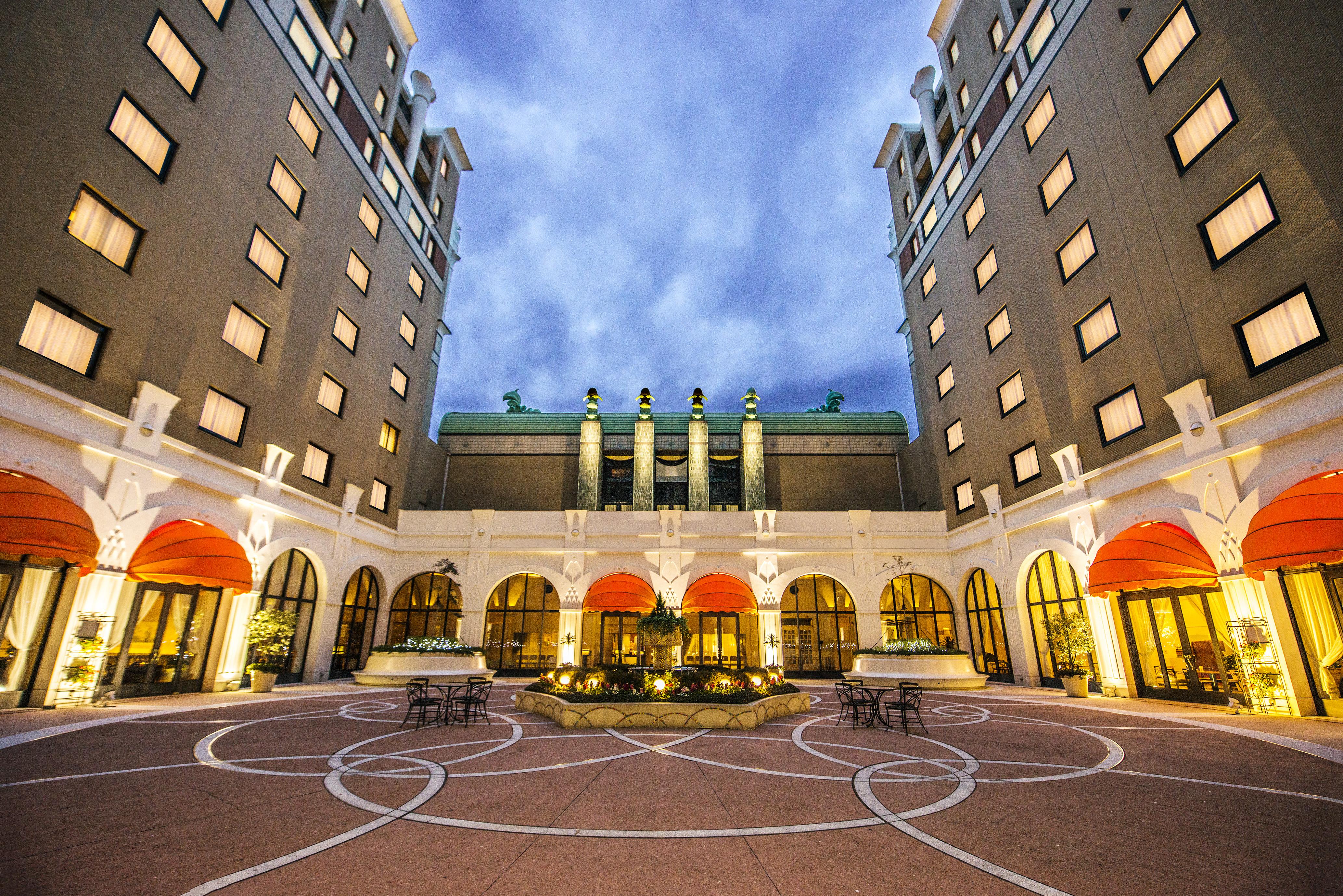 Hotel Okura Tokyo Bay Urayasu Екстериор снимка The hotel's courtyard