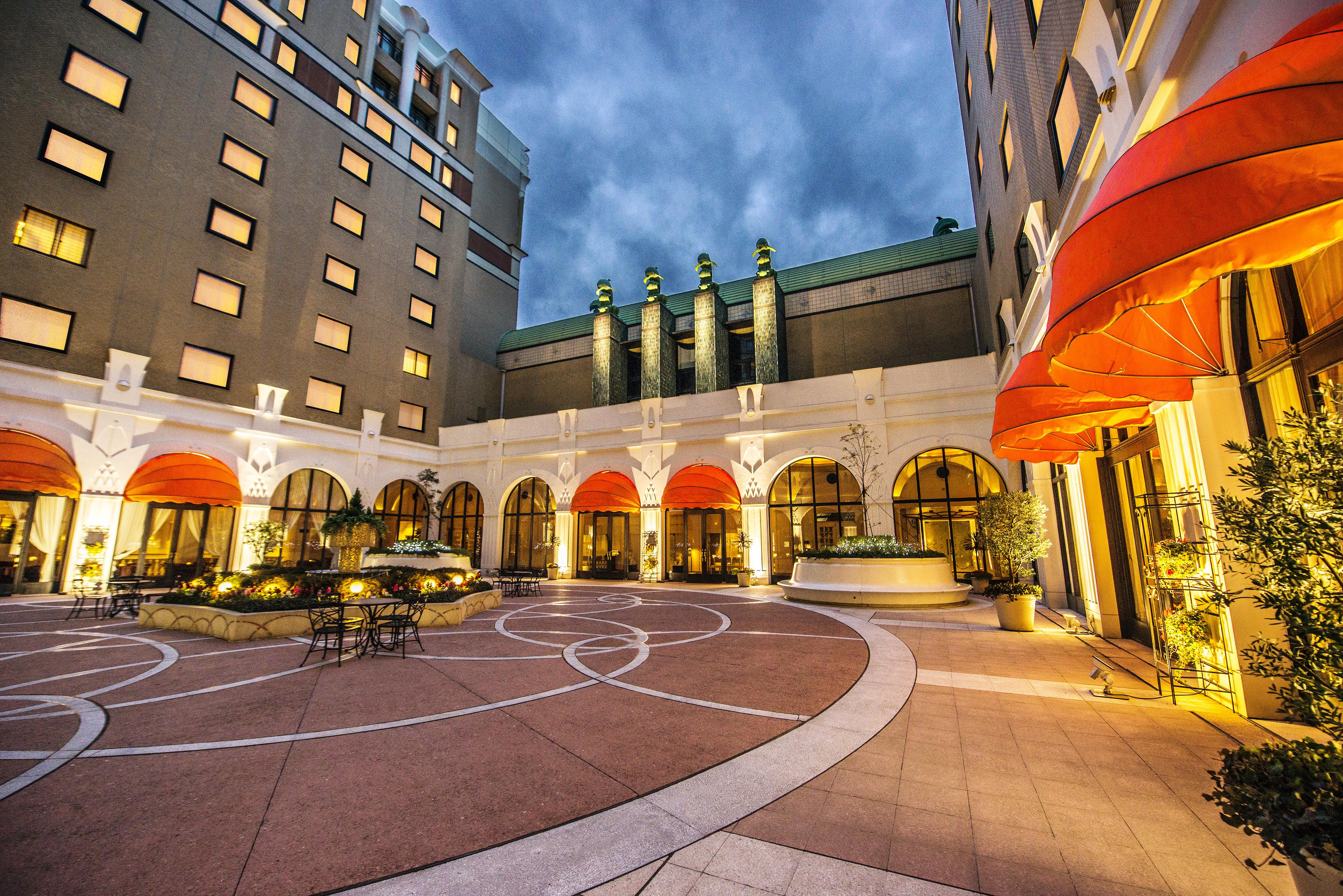 Hotel Okura Tokyo Bay Urayasu Екстериор снимка The hotel's courtyard