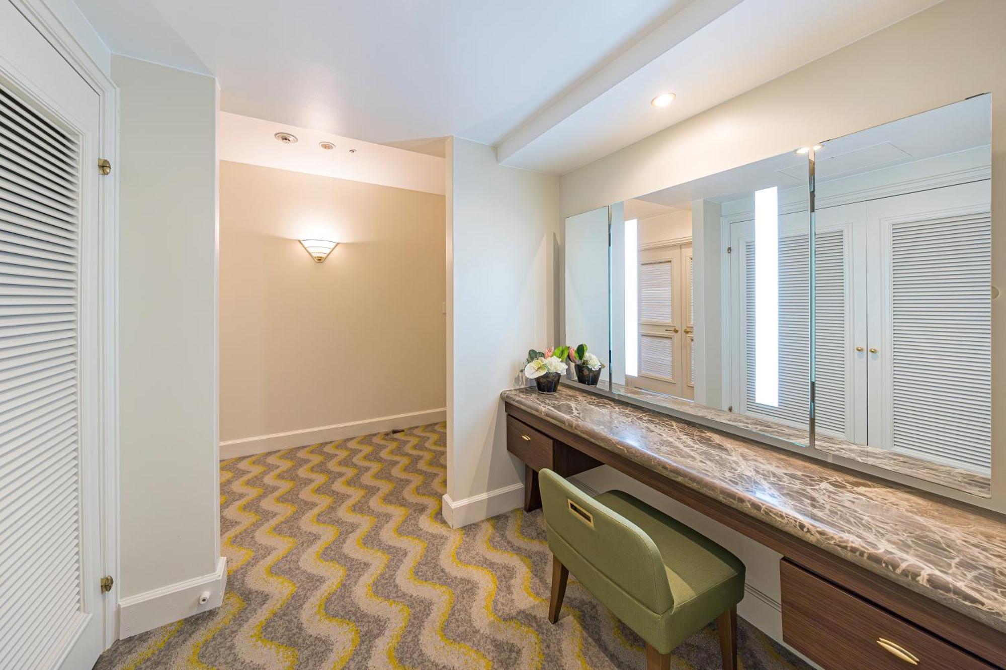 Hotel Okura Tokyo Bay Urayasu Екстериор снимка Dressing room