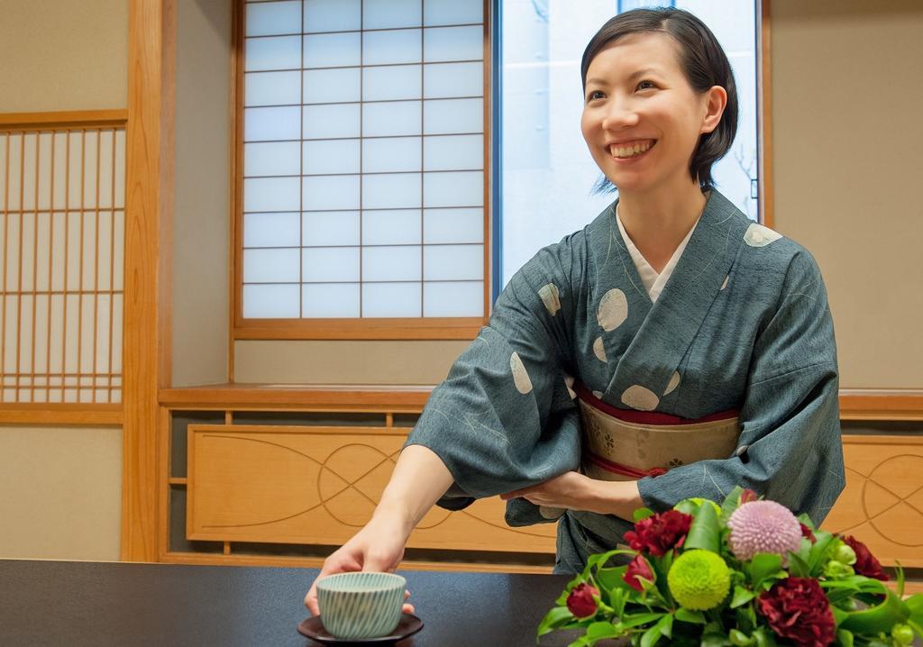 Hotel Okura Tokyo Bay Urayasu Екстериор снимка A woman in a yukata serving tea