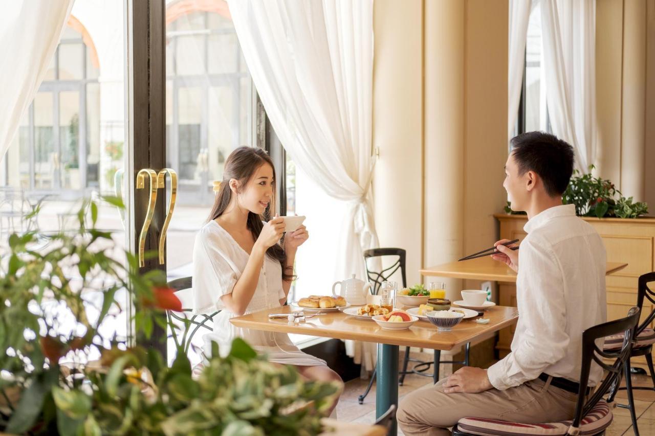 Hotel Okura Tokyo Bay Urayasu Екстериор снимка A couple dining at a restaurant
