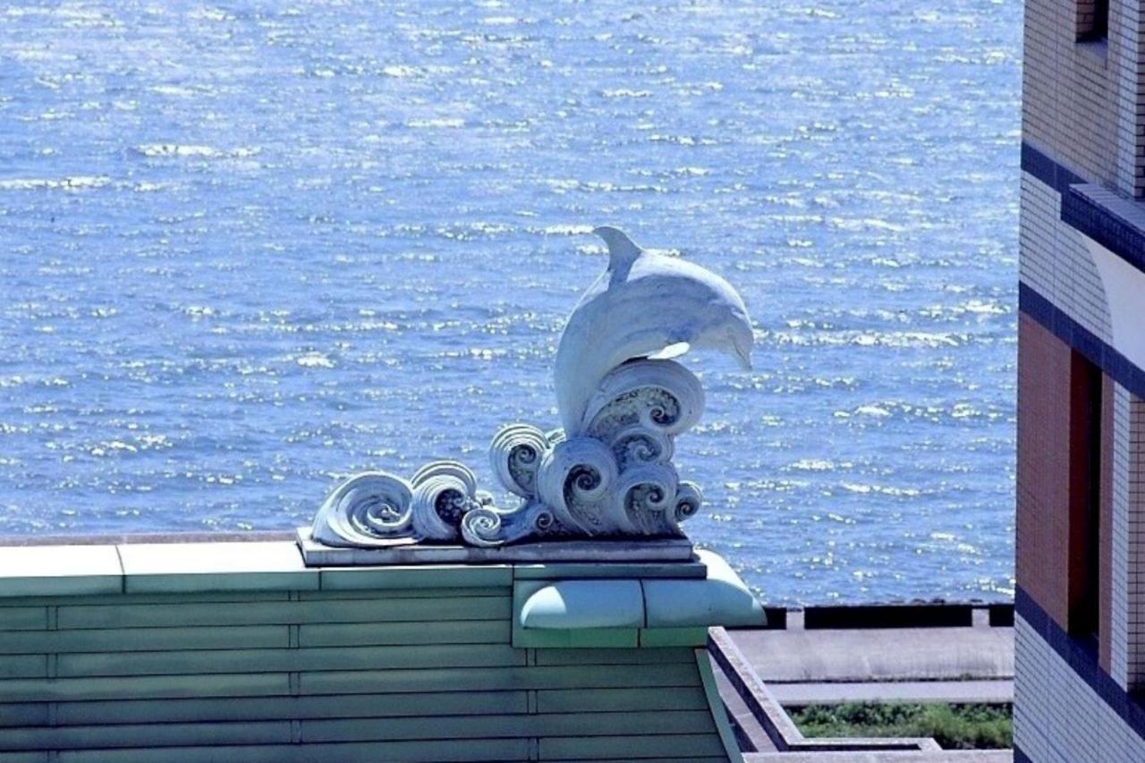 Hotel Okura Tokyo Bay Urayasu Екстериор снимка Octopus and Dolphin sculpture