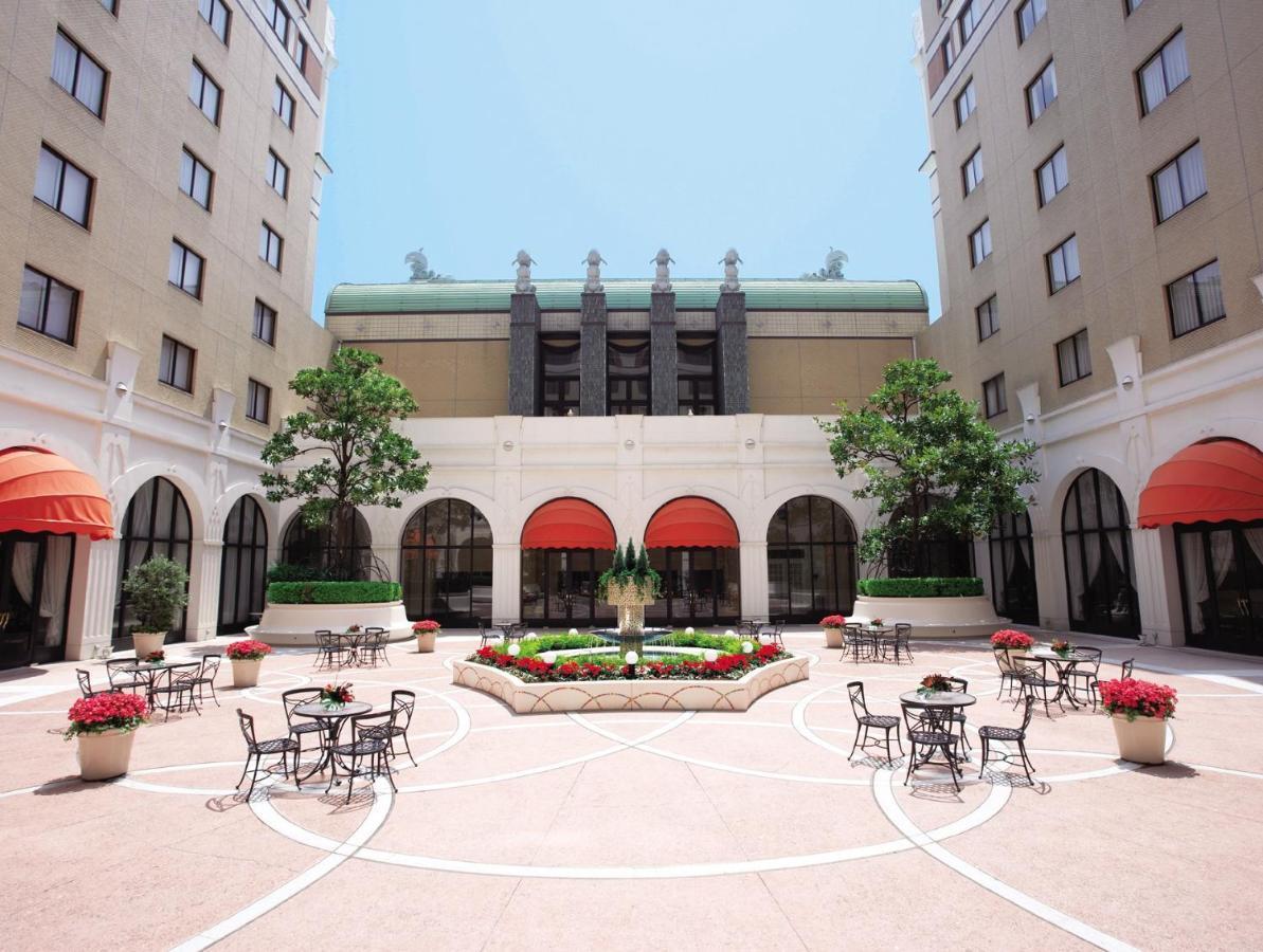 Hotel Okura Tokyo Bay Urayasu Екстериор снимка The courtyard at the Renaissance Hotel